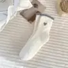Calcetines con Corazón Bordado, Calcetines de Terciopelo Coral que no Sueltan Pelusa para Mujer, Calcetines Gruesos y Cálidos para Dormir Transfronterizos, Calcetines para el Piso del Hogar