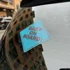 Pegatina de perspectiva de un solo lado para el cristal trasero del coche con la palabra BABY ON BOARD. La pegatina de un solo lado para el coche no afecta a la línea de visión.