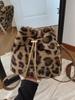 Bolsa de Pelúcia Transfronteiriça Feminina 2024 Nova Outono e Inverno Versátil Bolsa de Pelo Estampada de Leopardo Bolsa de Corrente de Balde de Alta Qualidade