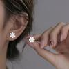 Aretes de tornillo de flor para mujer, versátiles, estilo ins, temperamento, alta gama, pequeños, frescos, dulces, nuevos al por mayor 2024