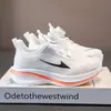 Tênis Casuais Respiráveis de Malha com Solado Macio para Meninas 2026 Primavera/Verão Novos Tênis de Treino Versáteis da Moda para Meninos com Fivela Rotativa