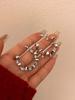 Pendientes de círculo irregular con ondas de diseño de nicho europeo y americano, pendientes de botón de temperamento versátiles retro de alta calidad para mujeres