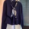 Outono Inverno 2026 Novo Cachecol de Seda com Gola V e Laço Cardigã de Tricô Moda Emagrecedor Manga Longa Casaco Suéter Top Feminino