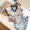 Camiseta de Punto para Mujer Estilo Coreano Bloques de Color Falso Dos Piezas Cuello en V Hombro Normal Manga Corta, Nuevo Verano 2026 Ajuste Ceñido Adelgazante