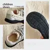 Tênis estilosos, respiráveis e versáteis para meninos, novos tênis estilo 'dad shoes' para primavera e outono de 2026 para uso ao ar livre, sapatos casuais para meninas de crianças mais velhas