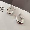 Exquisitos pendientes geométricos de moda europea y americana, pendientes dorados lisos, elegantes pendientes de nicho de alta gama, sencillos y versátiles.