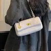 Bolso de hombro versátil, estilo coreano, diseño nuevo, simple y chic, colección 2026 para mujer, moda retro, correa de cadena, patrón de diamantes, estilo otoño
