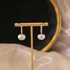 Aretes de perlas estilo retro francés estilo Hong Kong aretes geométricos redondos simples plisados aretes de lujo ligero de alta gama estilo Chanel