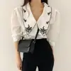 Camisa de mujer de diseño vintage chic coreano para primavera, solapa, bordado pesado, bloques de color, de un solo botón, corte holgado, manga abullonada