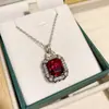 Suporte para garrafa de água VersaTiktok design de tampa inferior chuvas de meteoros pingente colar de cristal pontiagudo verde Parai banhado a ouro feminino