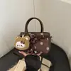 Bolso de mano de alta gama 2026 Nuevo Otoño/Invierno Meilade Gamuza Estampado de Leopardo Bolso Cuadrado Pequeño Diseño de Correa de Cuero Bolso Cruzado