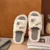 Nuevas pantuflas de algodón lindas de punta abierta para mujer, adecuadas para usar en casa y al aire libre, pantuflas tipo slip-on peludas, 2026 planas de dibujos animados con suela suave