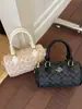 Bolsa Mini Boston Vintage com Monograma Feminina Bolsa de Ombro Transversal Fashion 2026 Nova Bolsa Almofada de Mão em Forma de C para Mulheres