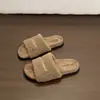 Chinelos peludos de sola grossa para mulheres, adequados para outono e verão, sapatos externos estilo Birkenstock, novo modelo 2026, sandálias extremamente estilosas, chinelos de algodão pelúcia para praia