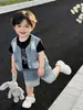 Conjunto de três peças de colete jeans para meninos, modelo 2026, novas roupas estilosas de verão para meninos, colete fino de manga curta, moderno