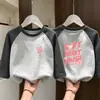 Camiseta de Manga Longa com Gola Redonda Color Block para Crianças Médias e Grandes Meninas Estilosa de Nicho Camada Interna Camiseta Base Estampada Top Outono/Inverno 2026