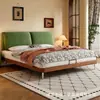 Cama tapizada en tela estilo vintage de mediados de siglo con cabeceros dobles separados, patas finas de metal con veta de madera, cama grande para dormitorios principales pequeños