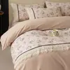 Conjunto de cama de quatro peças em renda francesa escovada, 100% algodão, grau A, espessado para outono e inverno, lençol de algodão puro, capa de edredom e lençol com elástico, oferecendo um toque luxuoso