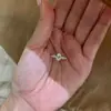 Anillo Popular de Huevo de Paloma de Zirconia de Xiaohongshu para Mujer, Modelo Nuevo, Luz Deslumbrante de Lujo con un Toque de Alta Gama, Diseño Abierto Ajustable para el Dedo Índice