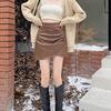 Saia Midi Assimétrica Plissada com Fenda em Couro PU Feminina Outono e Inverno Nova Cintura Alta Efeito Emagrecedor Linha A Justa ao Quadril Curta