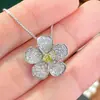 Colar de Florzinha Vermelha com Diamante Pequeno Fresco e Moderno Estilo Influenciador Mais Vendido do Xiaohongshu, Pingente de Pedra Preciosa Diamante Amarelo Safira para Mulheres