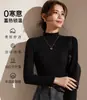 Top de capa base con cuello semi-alto engrosado de terciopelo para mujer, ropa interior, nuevo estilo otoño e invierno 2026, tacto de alta gama, lana de cordero, se puede usar como prenda exterior
