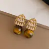 Brincos minimalistas estilo francês com strass brilhantes, renda e pérolas, exalando um charme régio e elegante, oferecendo um toque de luxo discreto e versatilidade para mulheres