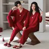Conjunto de pijama rojo de algodón puro para pareja, estilo primavera/otoño, con cuello de solapa, mangas largas y pantalones largos, adecuado para recién casados, bodas y como ropa cómoda para estar en casa tanto para hombres como para mujeres