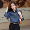 Foto Real de Camisa Jeans Lavada Estilo Hong Kong Vintage Caseira para Mulheres, Novo Modelo Outono 2025, Camisa de Manga Longa em Camadas, Azul, Outras Cores