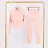 Conjunto Lulu Df de Chaqueta Corta con Cuello Alto y Pantalones Cropped con Etiqueta, En Stock Envío Directo, Corte Ajustado Cuello Alto, Cremallera Dorada Elástica