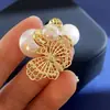 Pendientes Estilo Coreano Elegantes de Tamaño Mediano con Perlas Colgando por Delante y por Detrás Forma de Mariposa Hueca con Brillo Pendientes Retro de Lujo Ligero