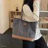 Moderna y versátil, elegante bolso de lona nuevo para mujer, gran capacidad, bolso de hombro simple de verano, diseño de bloques de color 2026