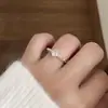 Anillo de un solo diamante con diseño de nicho de cobre plateado, estrella cósmica dinámica giratoria con superficie brillante rodeando el anillo del planeta. Venta al por mayor