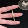 Pulsera Trenzada Hebilla de Herradura Redonda de Circonita Roja Europea y Americana Diseño de Nicho Pulsera Exquisita de Gama Alta para Mujer