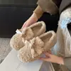 Sapatos peludos de sola grossa para mulheres, novo estilo outono/inverno 2026, sapatos de algodão quentes e aconchegantes para uso externo com forro de pelúcia, sapatos estilo Birkenstock e sapatos slip-on para meninas