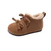 Botas de algodão doces retrô com laço para meninas, novo estilo de inverno, couro camurça com forro de fleece, botinhas, sapatos de algodão quentes para crianças, antiderrapantes