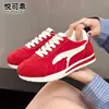 Tênis de treino alemães de couro genuíno com sola grossa para mulheres, sapatos Forrest Gump de sola macia, tênis brancos casuais de novo estilo outono 2026, tênis esportivos casuais versáteis