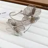 Pulseira de braço de metal com folhas e flores estilo europeu e americano exagerado, moderna e versátil, luxo leve com um toque de alta qualidade
