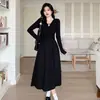 Vestido Elegante Preto de Gola V Plissado para Mulheres, Estilo Comutador Outono e Inverno, Caimento Justo, Acinturado, Modelo Longo Evasê, Atacado Transfronteiriço