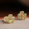 Pendientes de jade blanco Sapundum de Hetian Jade con trébol de cuatro hojas en plata esterlina para mujer, aretes de jade pequeños y exquisitos de lujo y de alta gama.