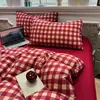 Estilo minimalista, gasa de doble capa Clase A, juego de ropa de cama a cuadros rojos de cuatro piezas, incluye sábana bajera, suave y transpirable, adecuado para dormitorios de estudiantes, juego de tres piezas