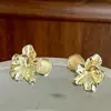 Pendientes de Flor Dorada Tridimensionales Elegantes de Alta Gama Atmosféricos Diseño Francés de Nicho Sentido Metálico Flor de Metal Nuevo Estilo Top de Oreja para Mujer