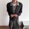 Elegante cárdigan de punto estilo blazer patchwork falso de dos piezas en gris para hombre, abrigo corto de alta gama en tonos fríos para otoño.
