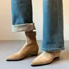 Nueva colección Otoño/Invierno 2026 para mujer: Botines versátiles de punta con tacón oculto, que cuentan con una cremallera trasera y un diseño ajustado que acentúa las piernas