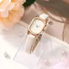 Novo relógio feminino de quartzo para o dia a dia com temperamento artístico, pulseira fina de couro, mostrador pequeno, relógio casual de nicho, relógio para exame