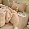 Juego de ropa de cama de cuatro piezas estilo INS girly de lana de cordero clase A y terciopelo de leche, engrosado y cálido para invierno, adecuado para dormitorios estudiantiles