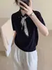 Elegante bufanda de punto fina camiseta de manga corta para mujer, polo gris ajustado de verano con cuello vuelto y hombros normales