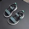 Sandalias Infantiles 2026 Verano Nuevo Estilo para Niños Suela Blanda Antideslizantes Velcro Deportivas de Playa para Niños Mayores Zapatos Casuales