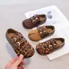 Sapatos Birkenstock Retrô para Meninas 2026 Novo Outono Tira Dupla de Fivela Sapatilhas Mary Jane Planas Sapatos Pequenos de Couro Marrom Slip-ons Infantis
