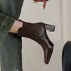 Botas de Salto Alto Elegantes de Pele de Ovelha Retrô Francesas Bico Quadrado Salto Grosso Botas de Cano Curto Femininas Outono e Inverno Comutador Forradas de Lã Botas Finas